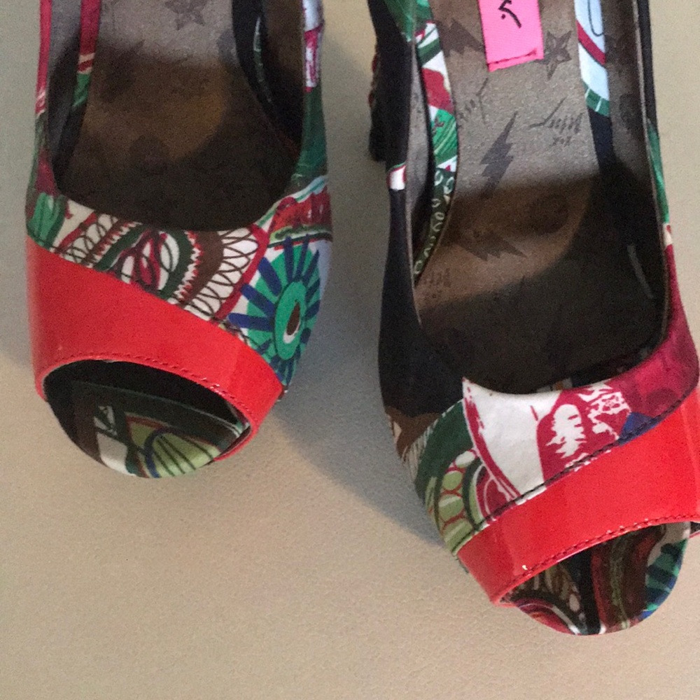 Besty Johnson Multi Color Pumps - Picture 4 of 8